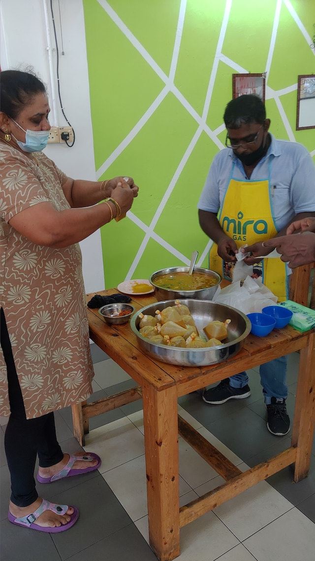 this restaurant owner is giving away 100 packets of free food every day