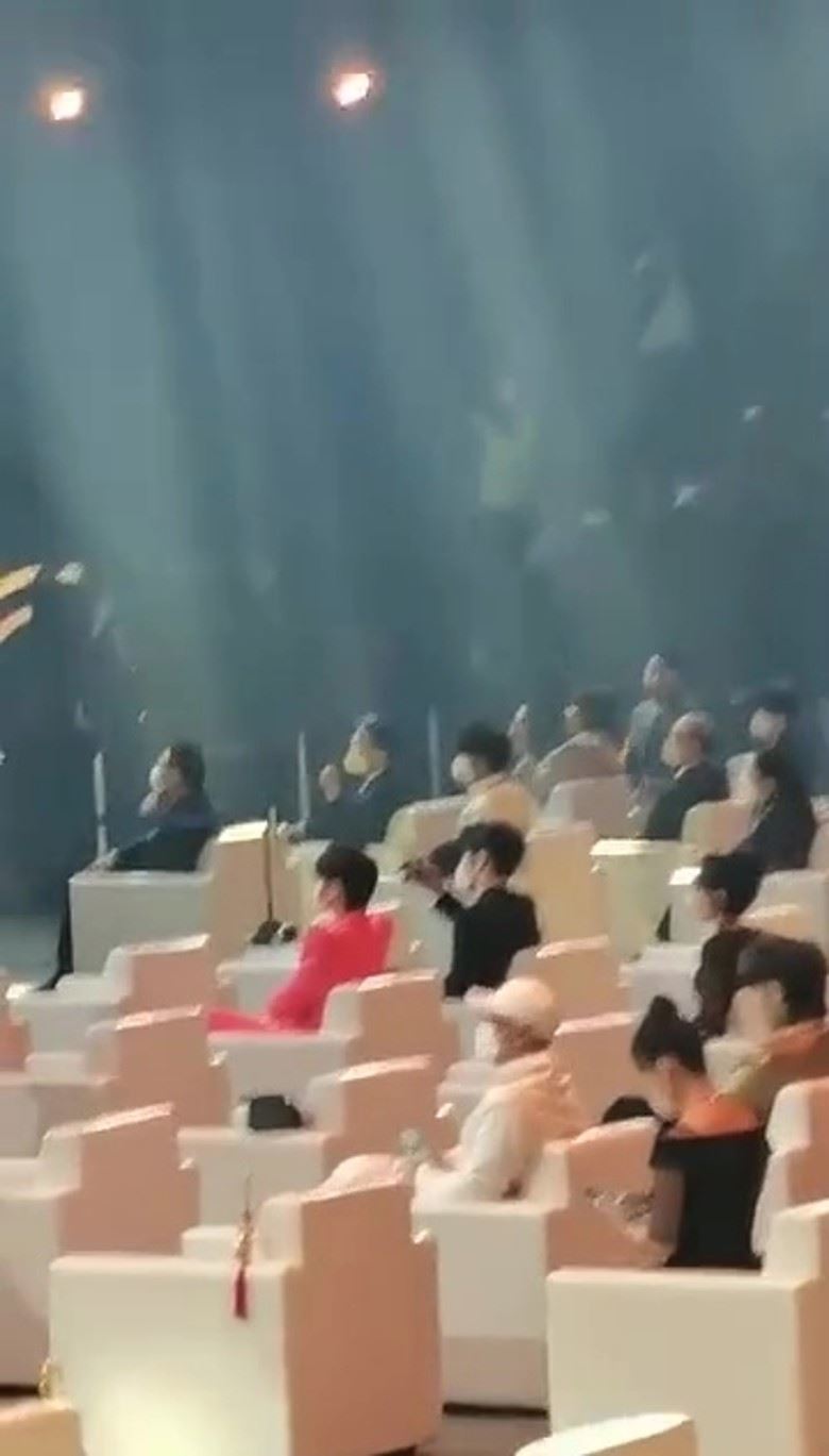 baby在台上!黄晓明台下一个甜蜜举动获网友激赞👍