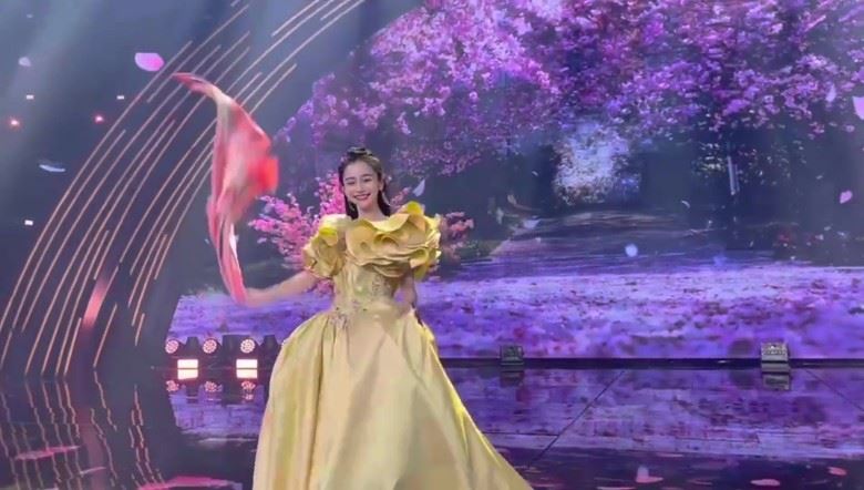 baby在台上!黄晓明台下一个甜蜜举动获网友激赞👍