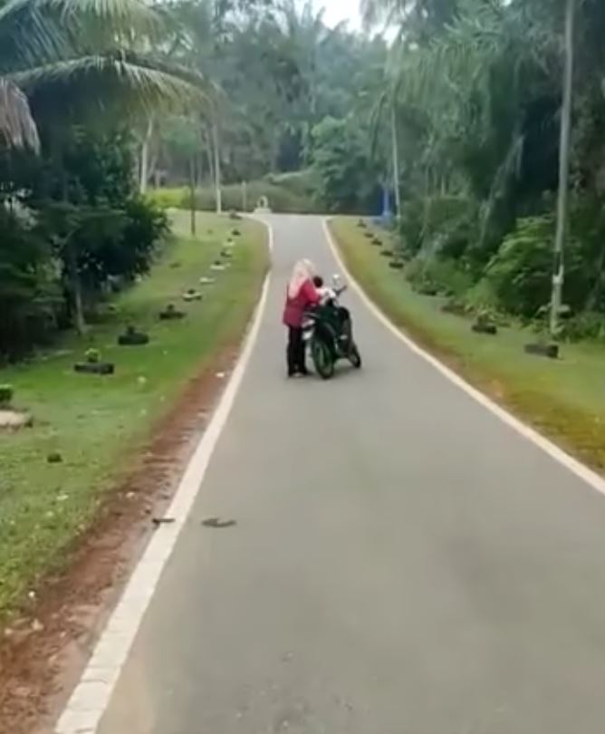 standard 1 boy tries to run away from school because of first day nerves