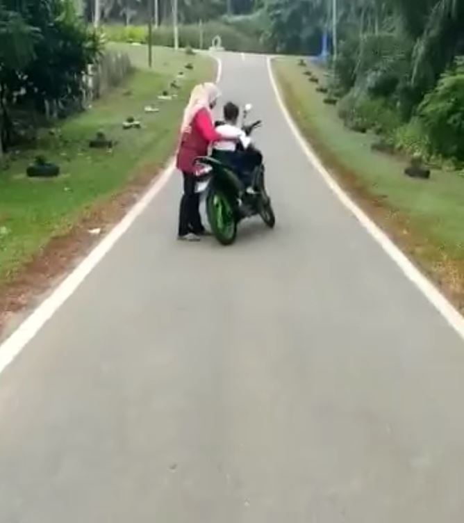 standard 1 boy tries to run away from school because of first day nerves