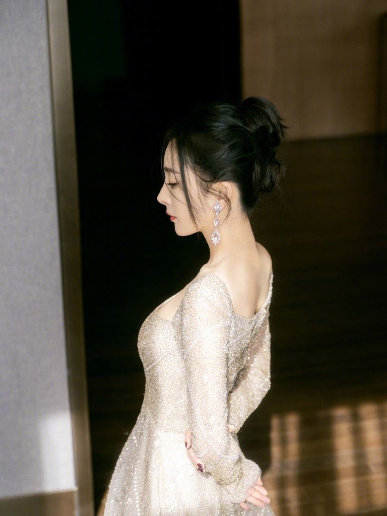 杨幂低胸晚装好危险啊！网友超紧张～🔥