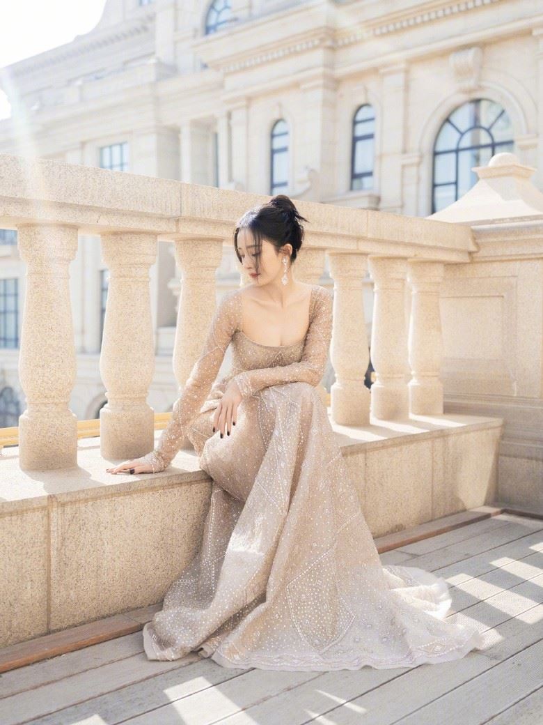 杨幂低胸晚装好危险啊！网友超紧张～🔥