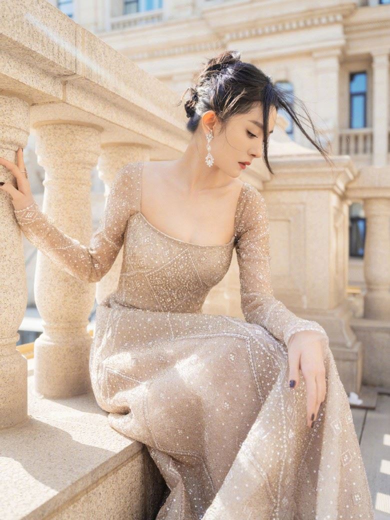 杨幂低胸晚装好危险啊！网友超紧张～🔥