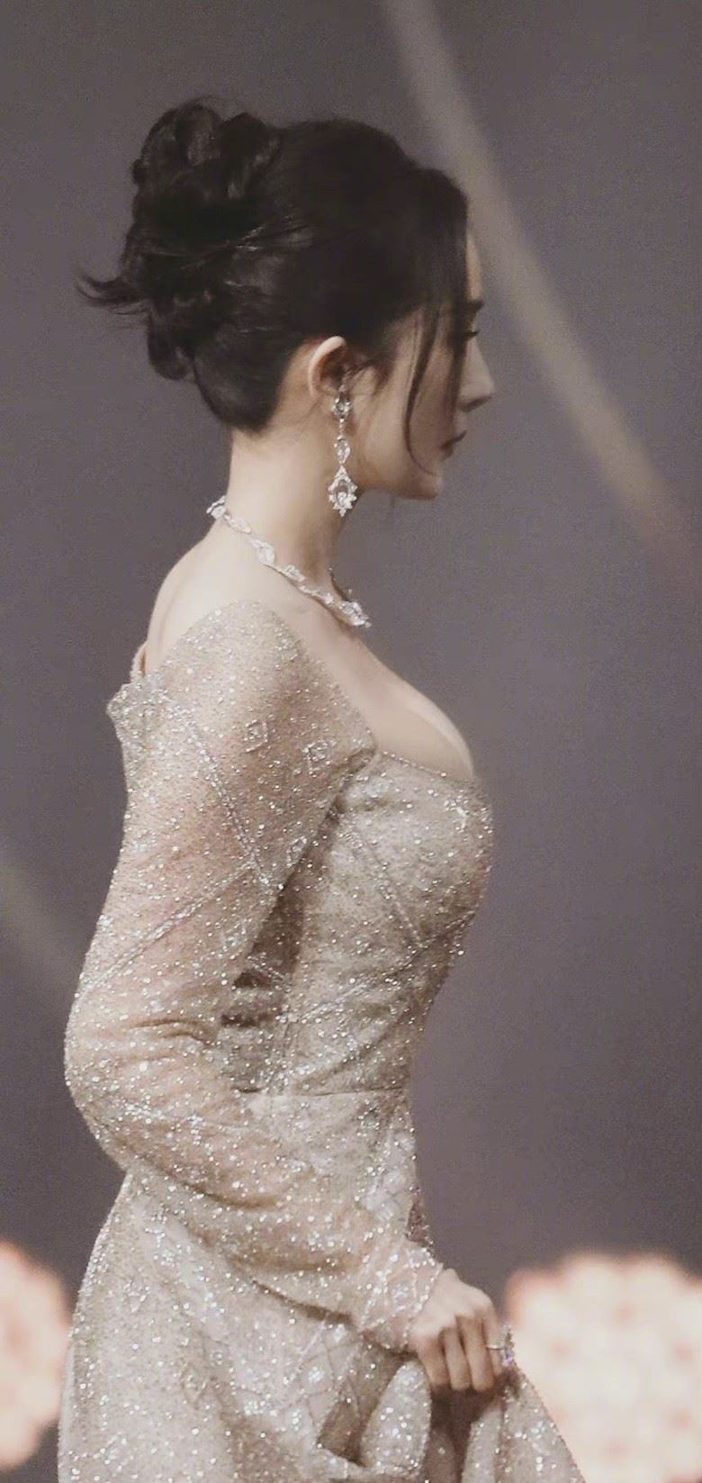 杨幂低胸晚装好危险啊！网友超紧张～🔥