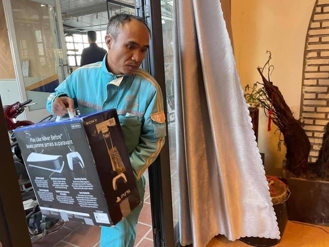 ps5 seller became real-life plash speed to help buyer install console