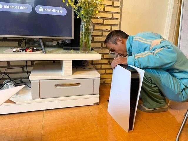 ps5 seller became real-life plash speed to help buyer install console