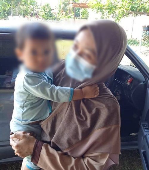 firemen save two toddlers trapped in the car!