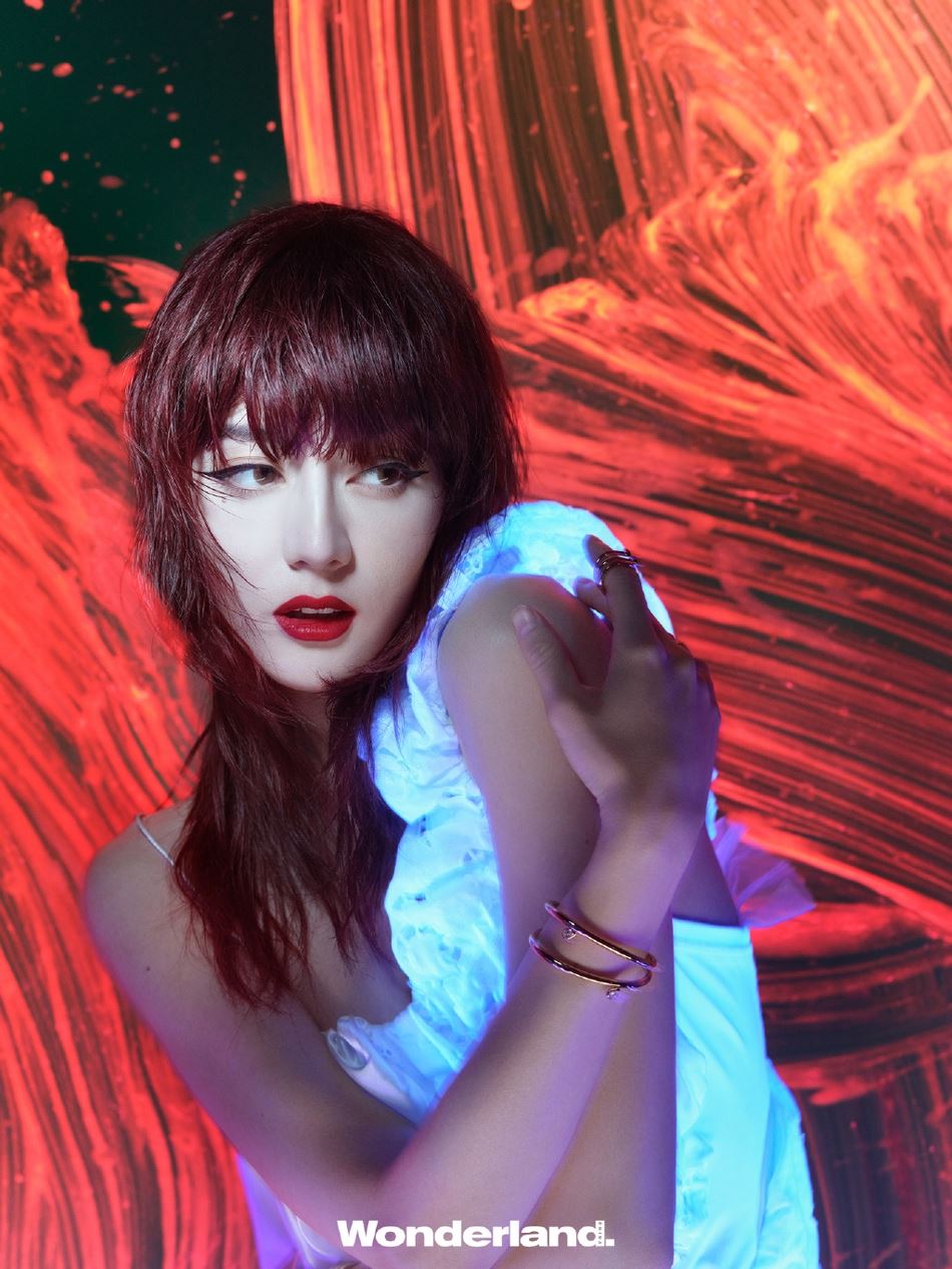 迪丽热巴新写真大秀美背！好诱人呢😍