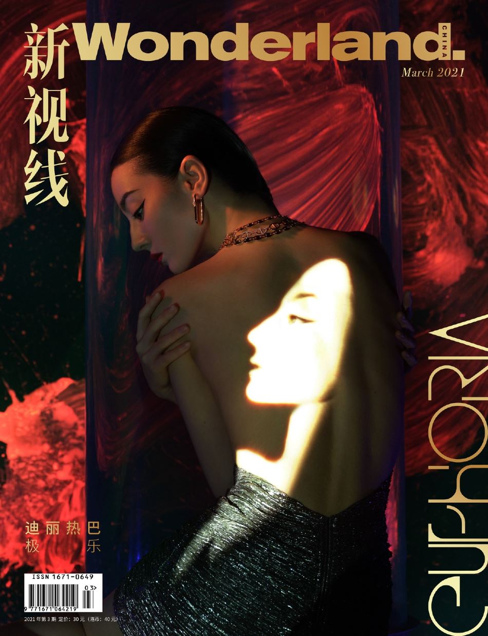 迪丽热巴新写真大秀美背！好诱人呢😍