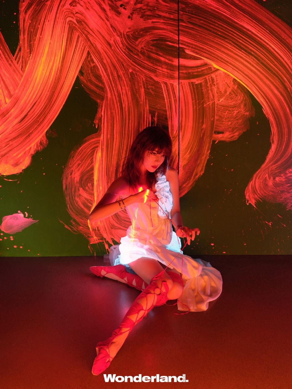 迪丽热巴新写真大秀美背！好诱人呢😍