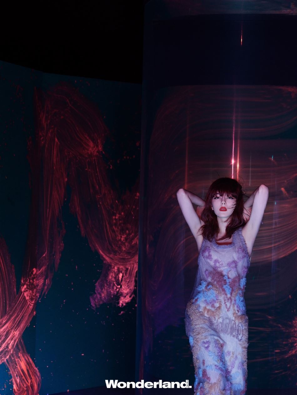 迪丽热巴新写真大秀美背！好诱人呢😍