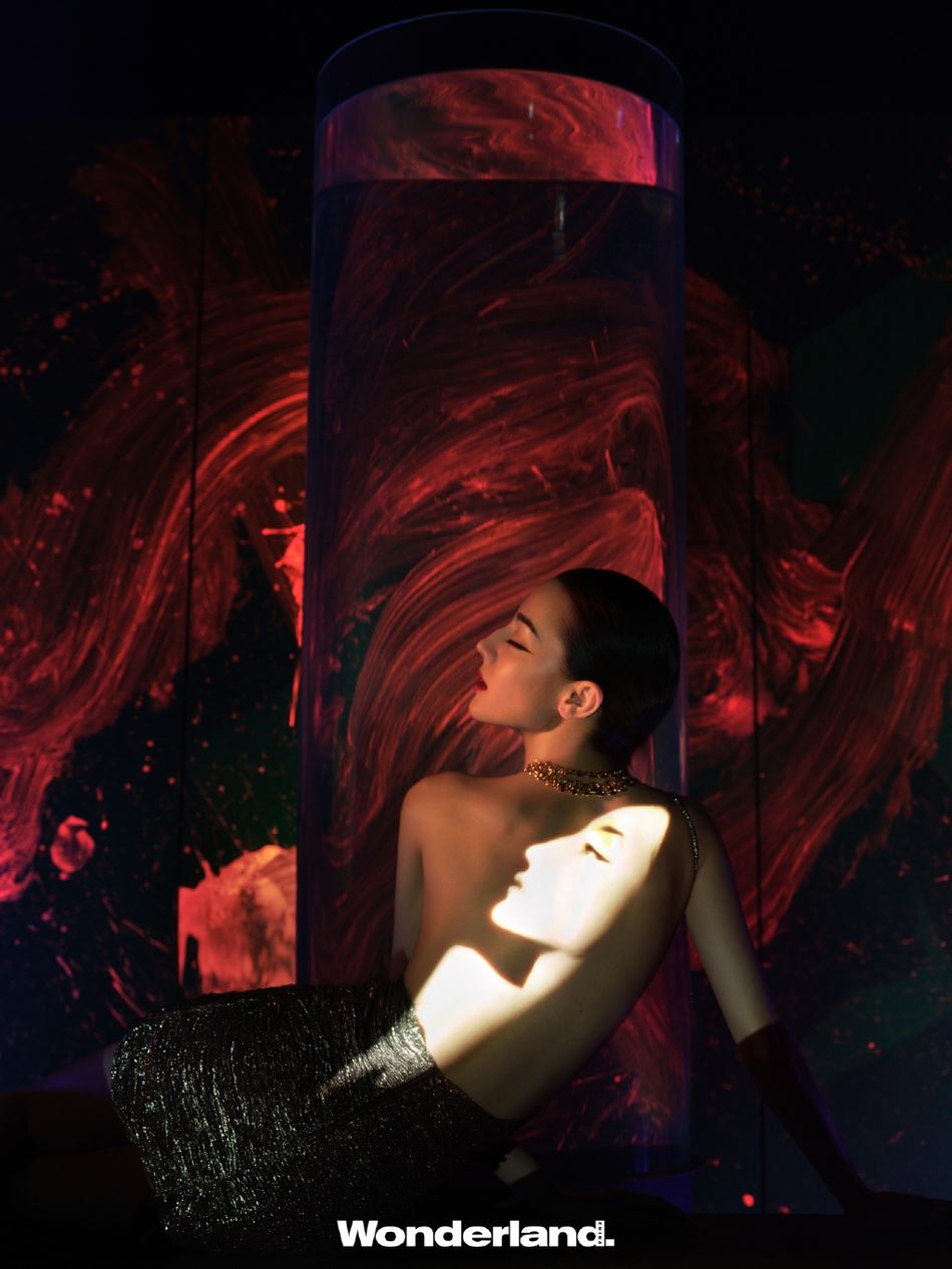 迪丽热巴新写真大秀美背！好诱人呢😍