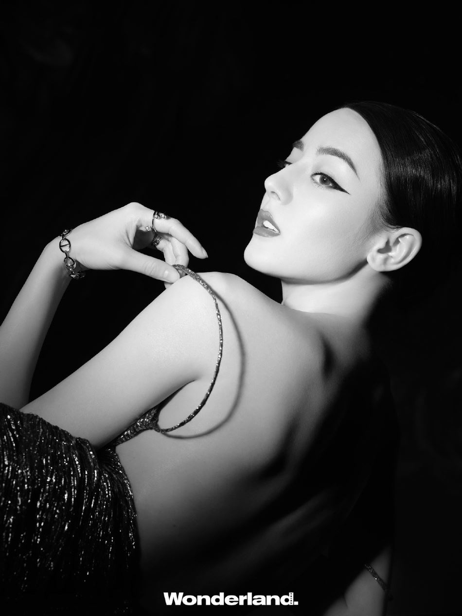 迪丽热巴新写真大秀美背！好诱人呢😍