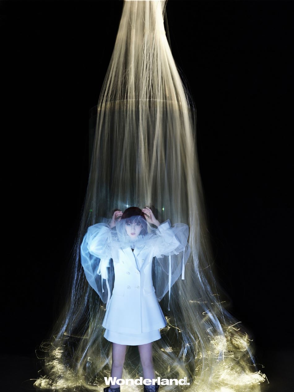 迪丽热巴新写真大秀美背！好诱人呢😍