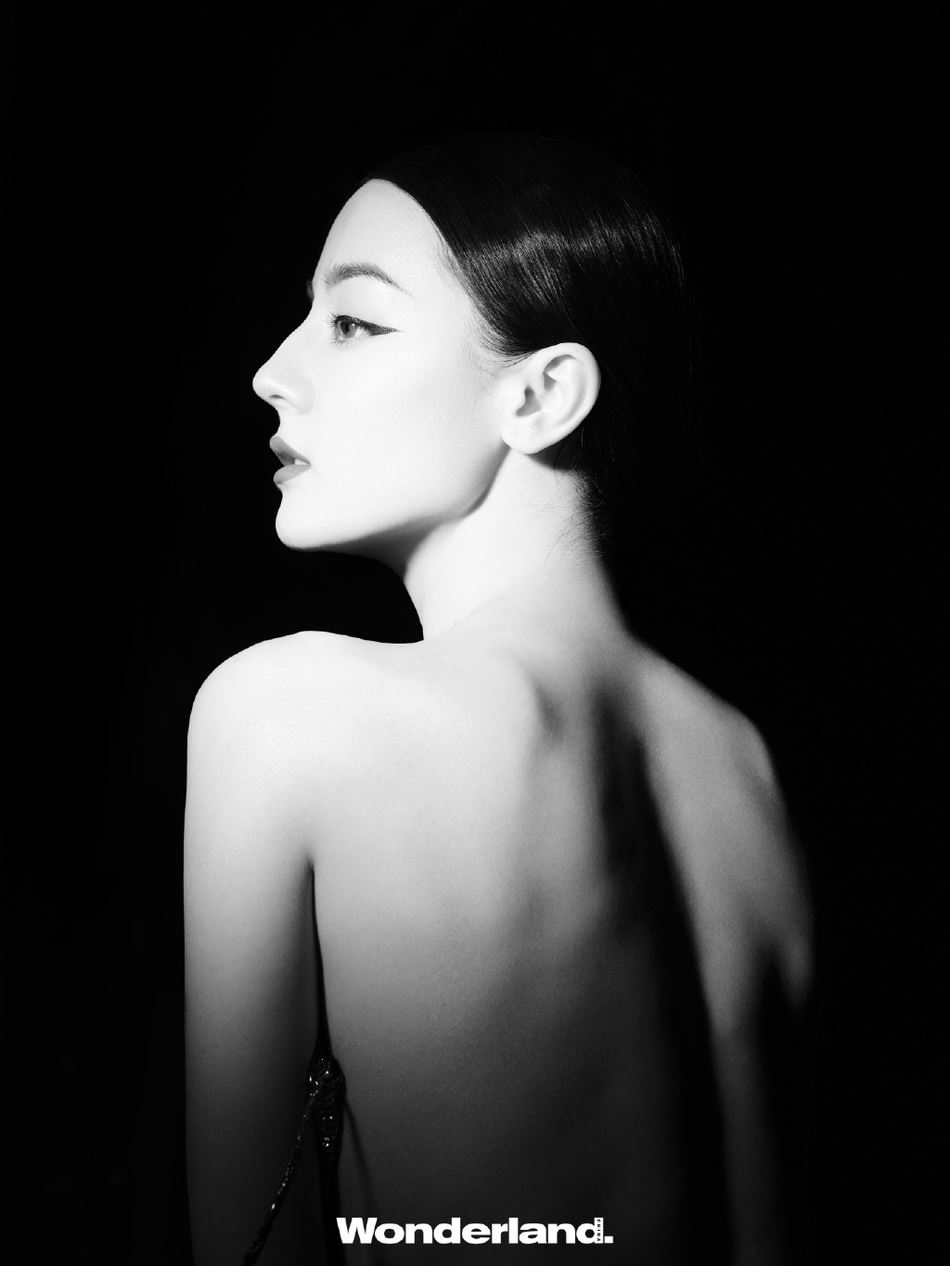 迪丽热巴新写真大秀美背！好诱人呢😍