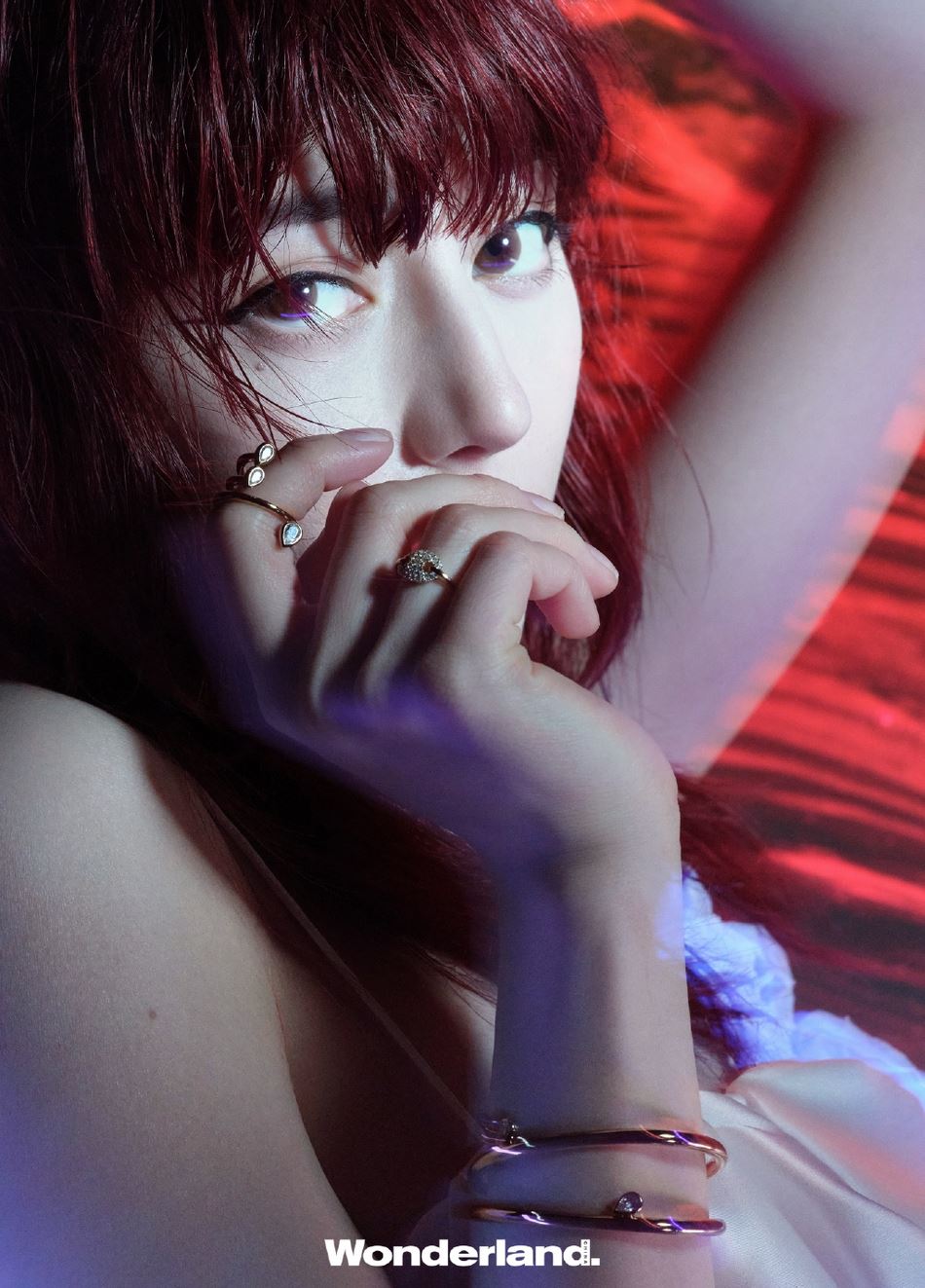 迪丽热巴新写真大秀美背！好诱人呢😍