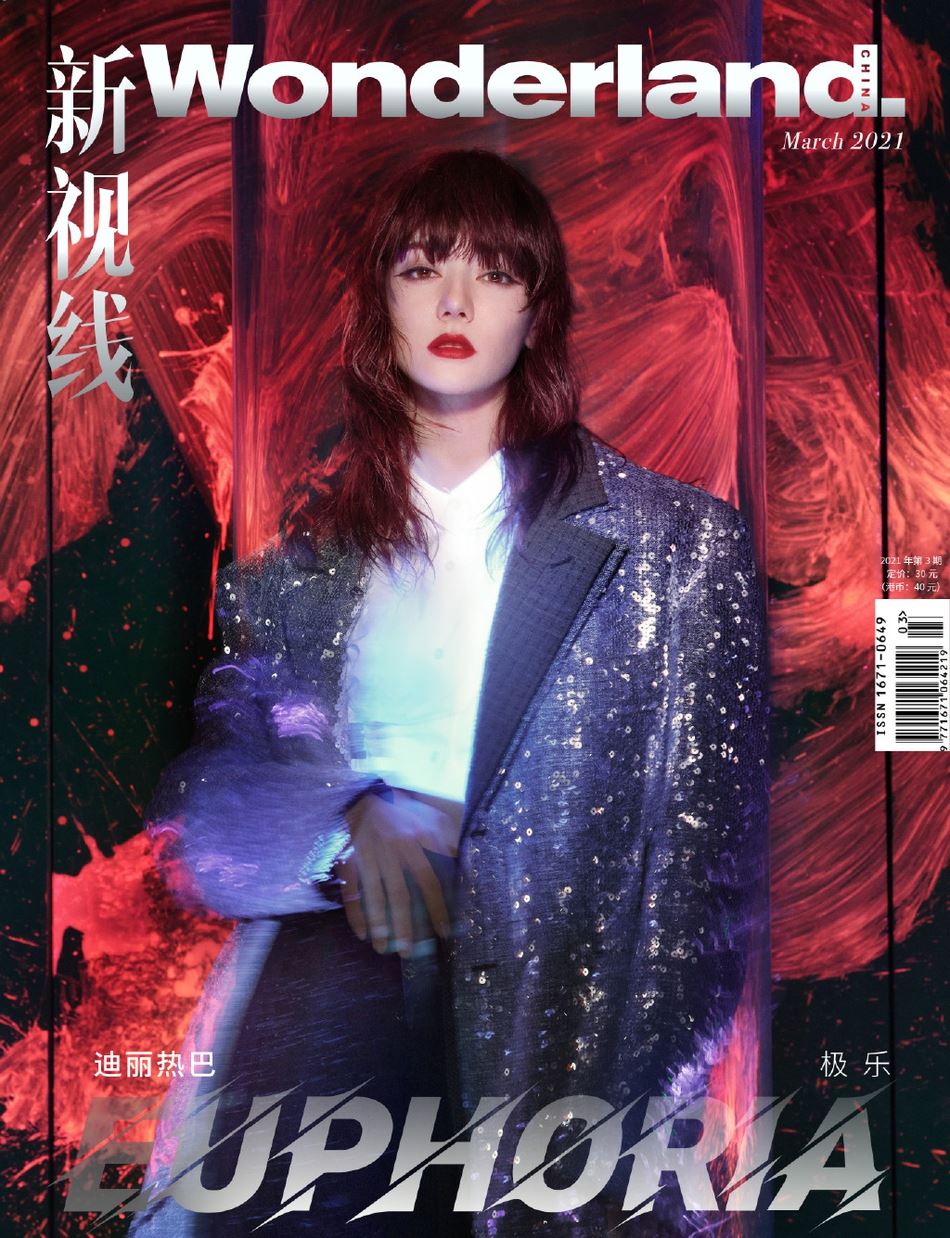 迪丽热巴新写真大秀美背！好诱人呢😍