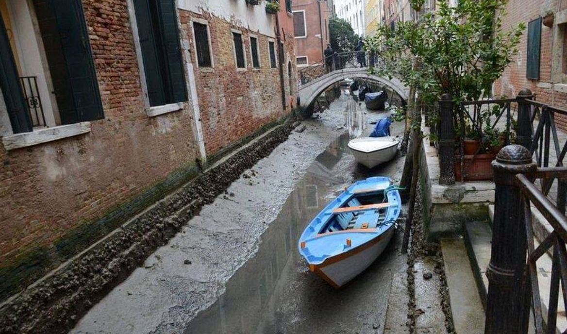dikaitakan dengan bulan penuh, terusan venice kini kering 