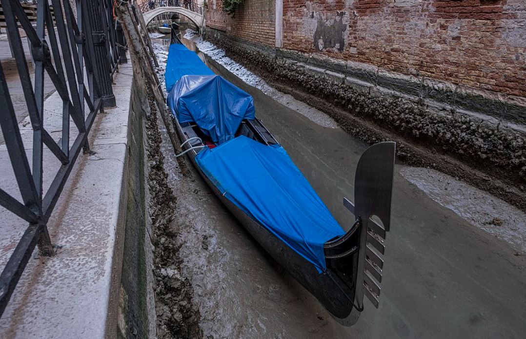 dikaitakan dengan bulan penuh, terusan venice kini kering 