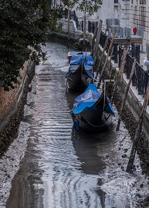 dikaitakan dengan bulan penuh, terusan venice kini kering 