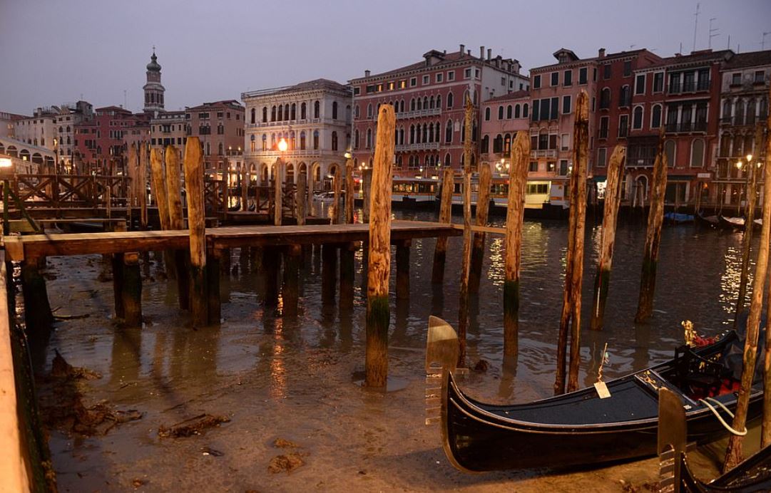 dikaitakan dengan bulan penuh, terusan venice kini kering 
