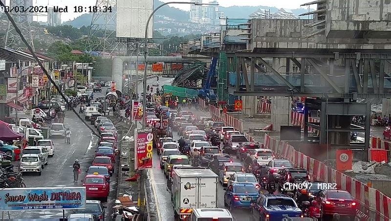 fallen structure along suke highway causes massive crawl on mrr2