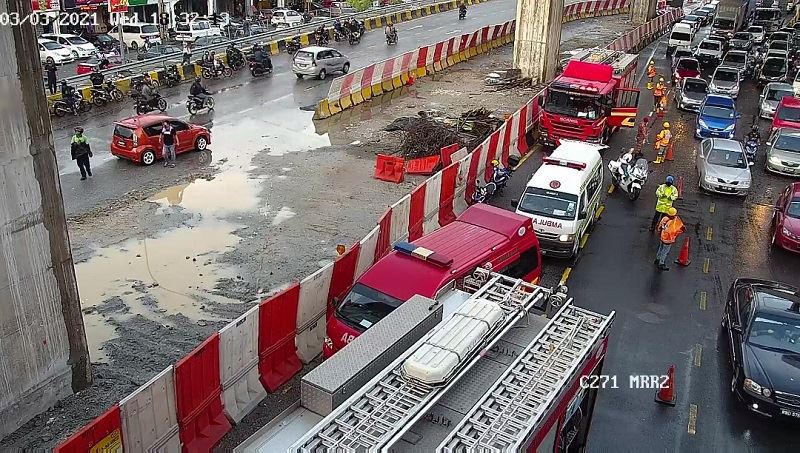 fallen structure along suke highway causes massive crawl on mrr2