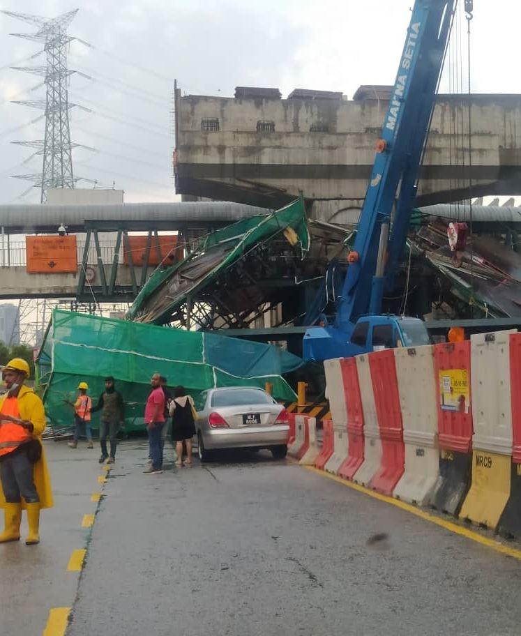 fallen structure along suke highway causes massive crawl on mrr2