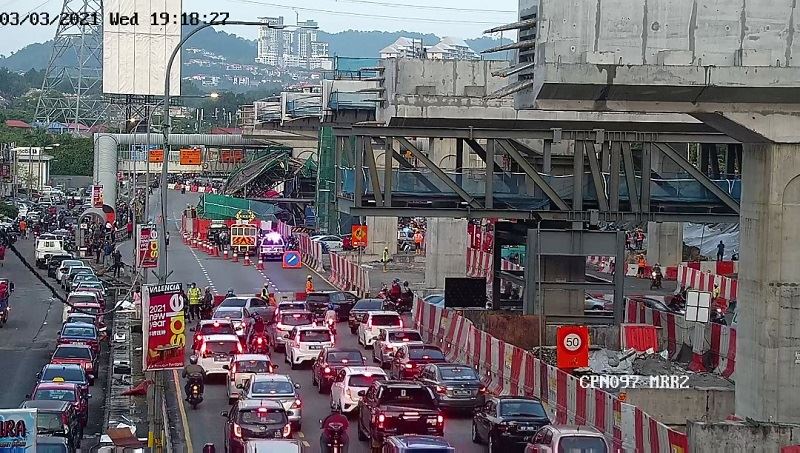 fallen structure along suke highway causes massive crawl on mrr2