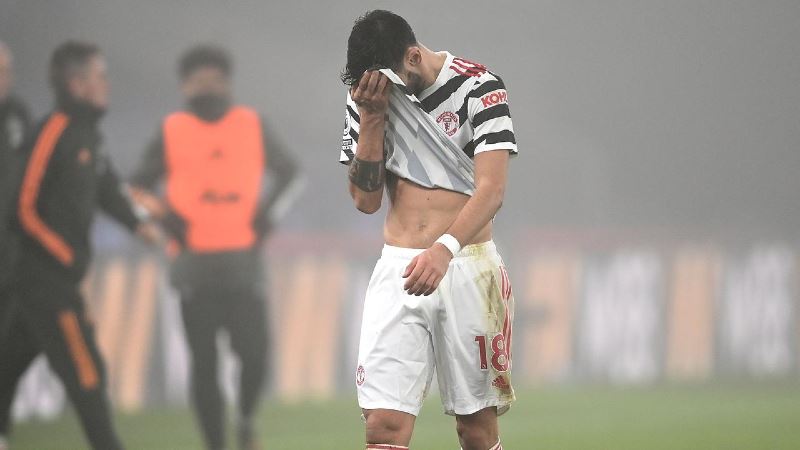 misfiring man united are letting man city run away with the epl title