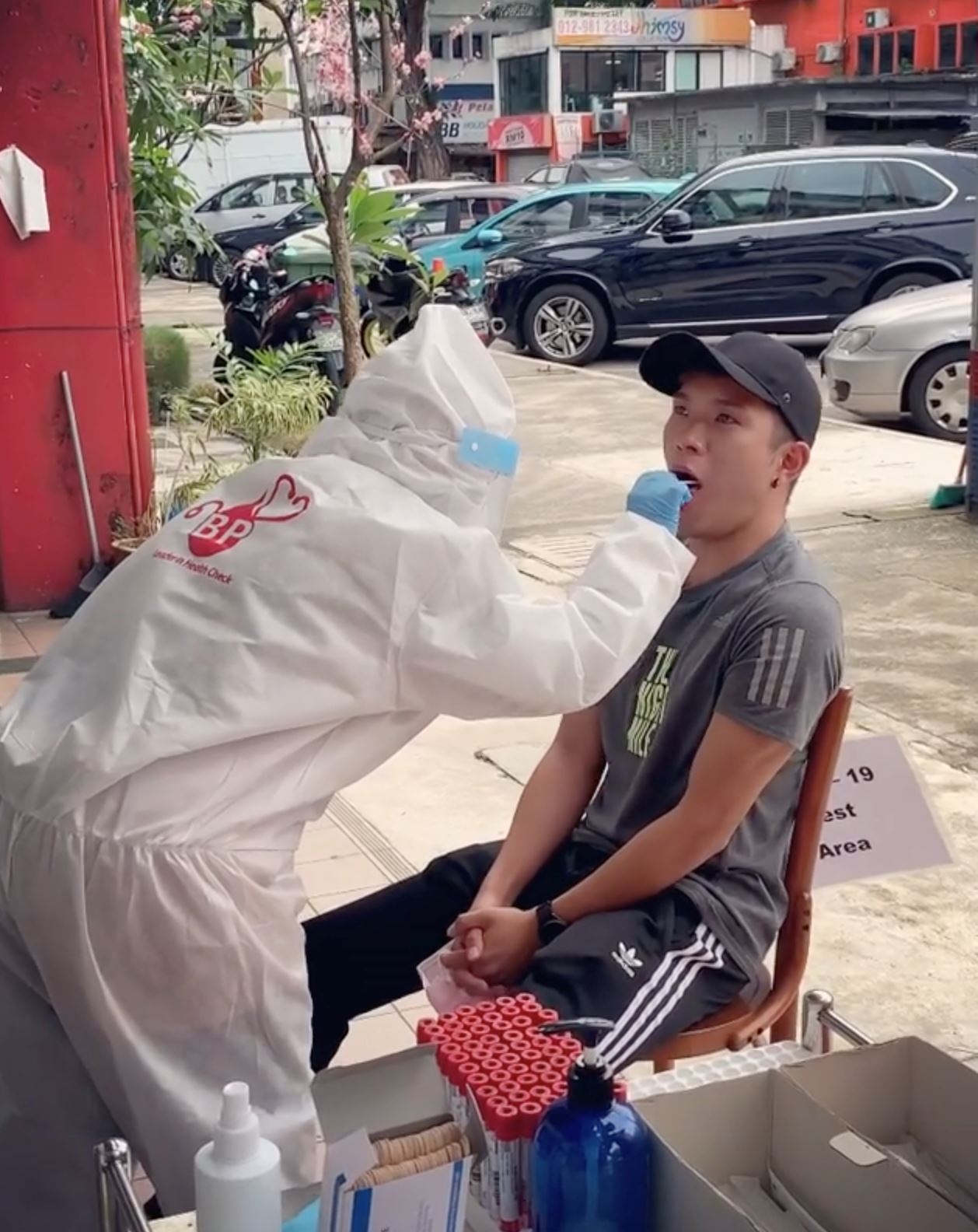 😷培永公开「swab test」影片❗️眼泛泪光：讲不痛的朋友给我出来