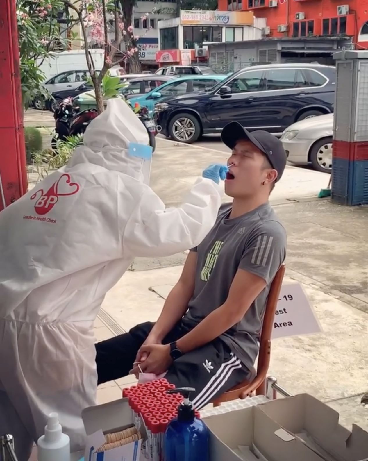 😷培永公开「swab test」影片❗️眼泛泪光：讲不痛的朋友给我出来