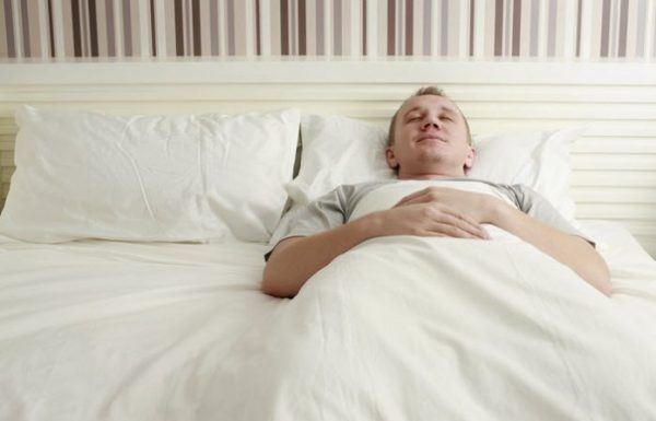 tidur peluk bantal tanda orang tu penyayang dan romantik