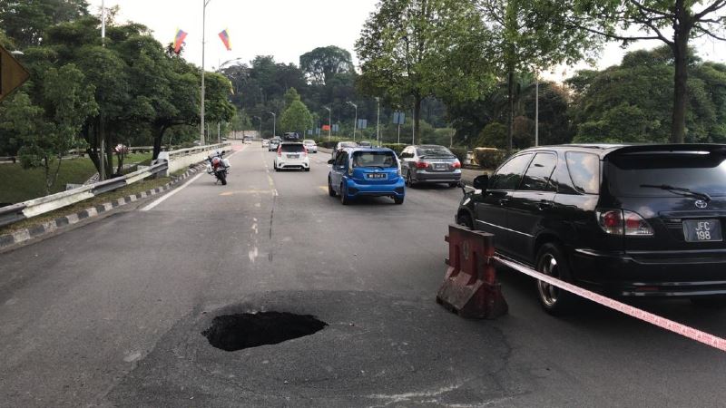 sinkhole causes traffic jam in kl
