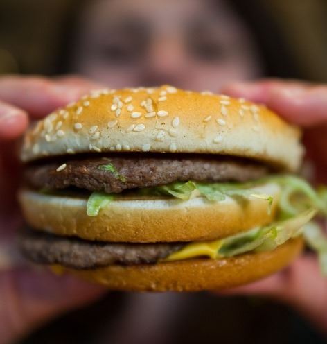 guy breaks up with gf thinking she’s cheating but she was sneaking out for fast food