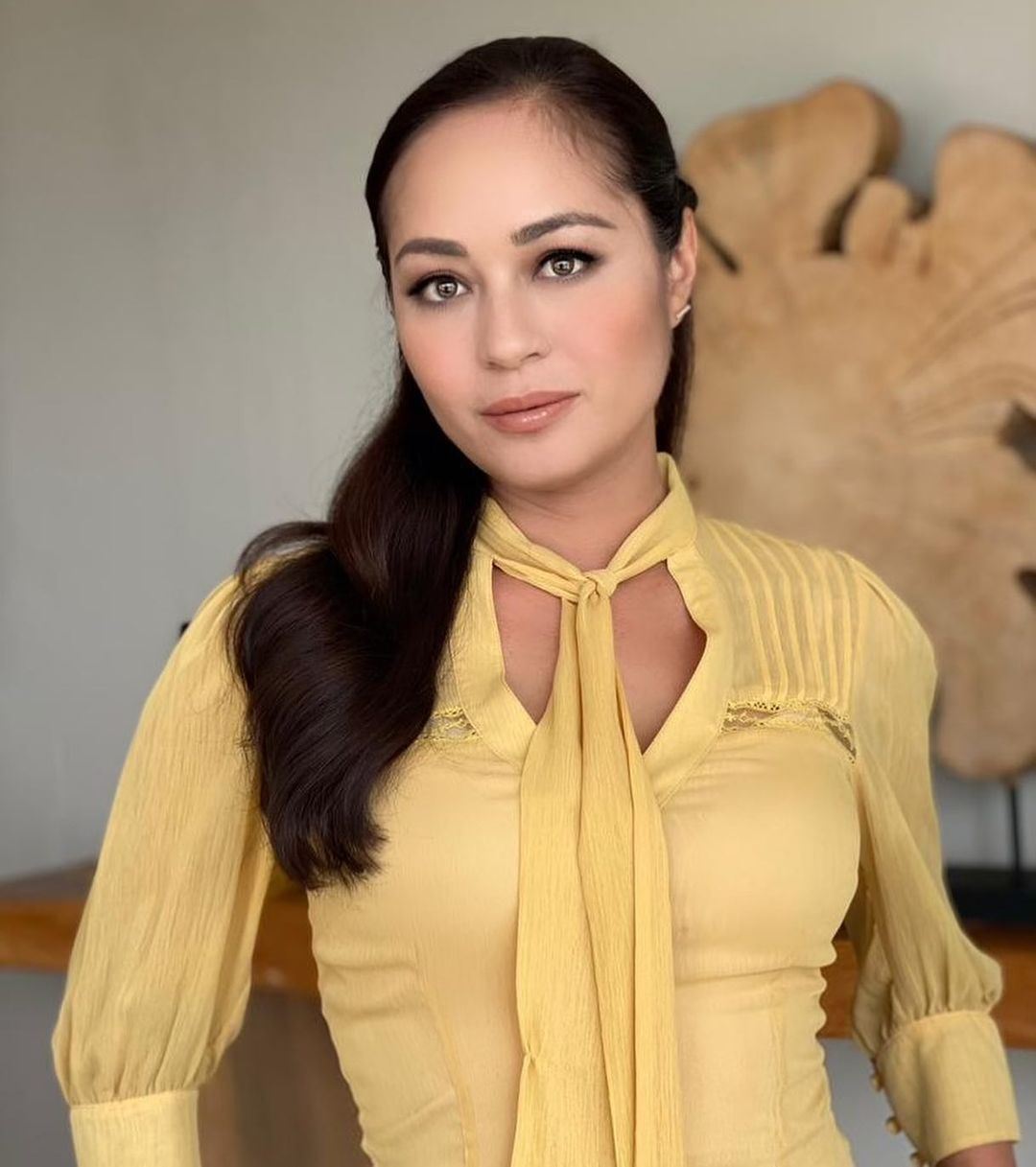 maya karin persoal pemakaian sarung tangan ketika di pusat beli-belah