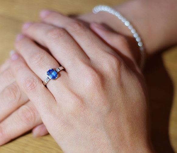 ini cara nak ukur saiz cincin pada jari korang, guna pembaris je