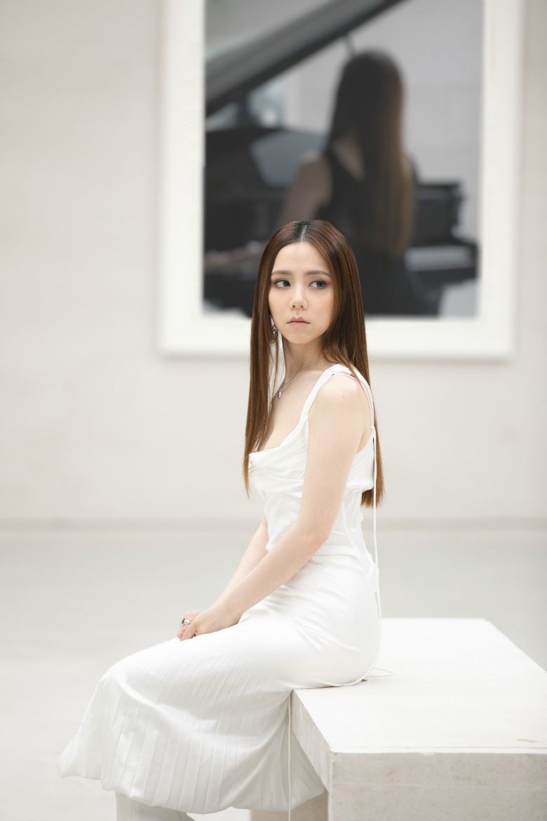 【影片】邓紫棋最新作品《孤独》❗️火烧钢琴场面好猛烈 🎹