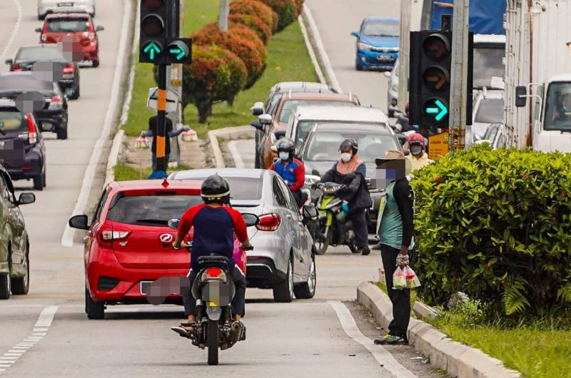 buying “jeruk buah” at traffic light junctions could make you rm2,000 poorer!