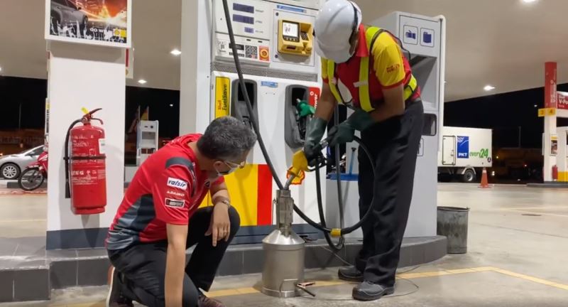 this pakcik proves that pumping petrol slowly does not give you more gas!