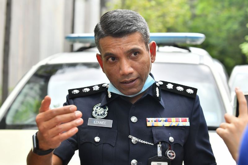 two police officers have been linked to a robbery in petaling jaya