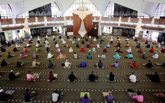 mulai hari ini perlis benarkan jemaah rapatkan saf ketika solat di masjid