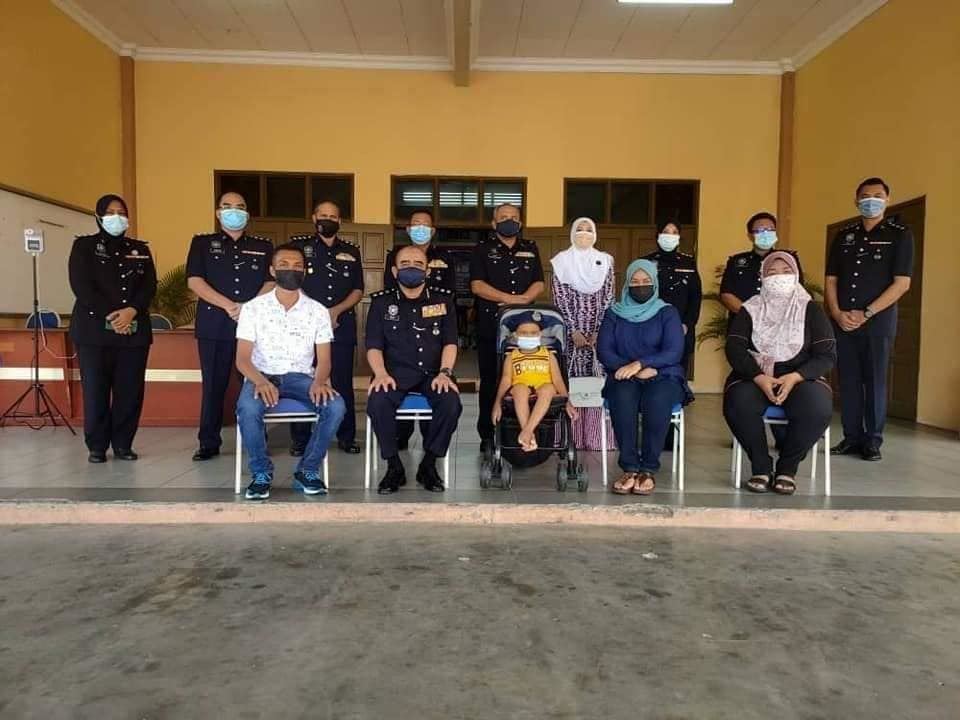 6岁男童患上癌症❗️警方帮他实现「当警察」心愿