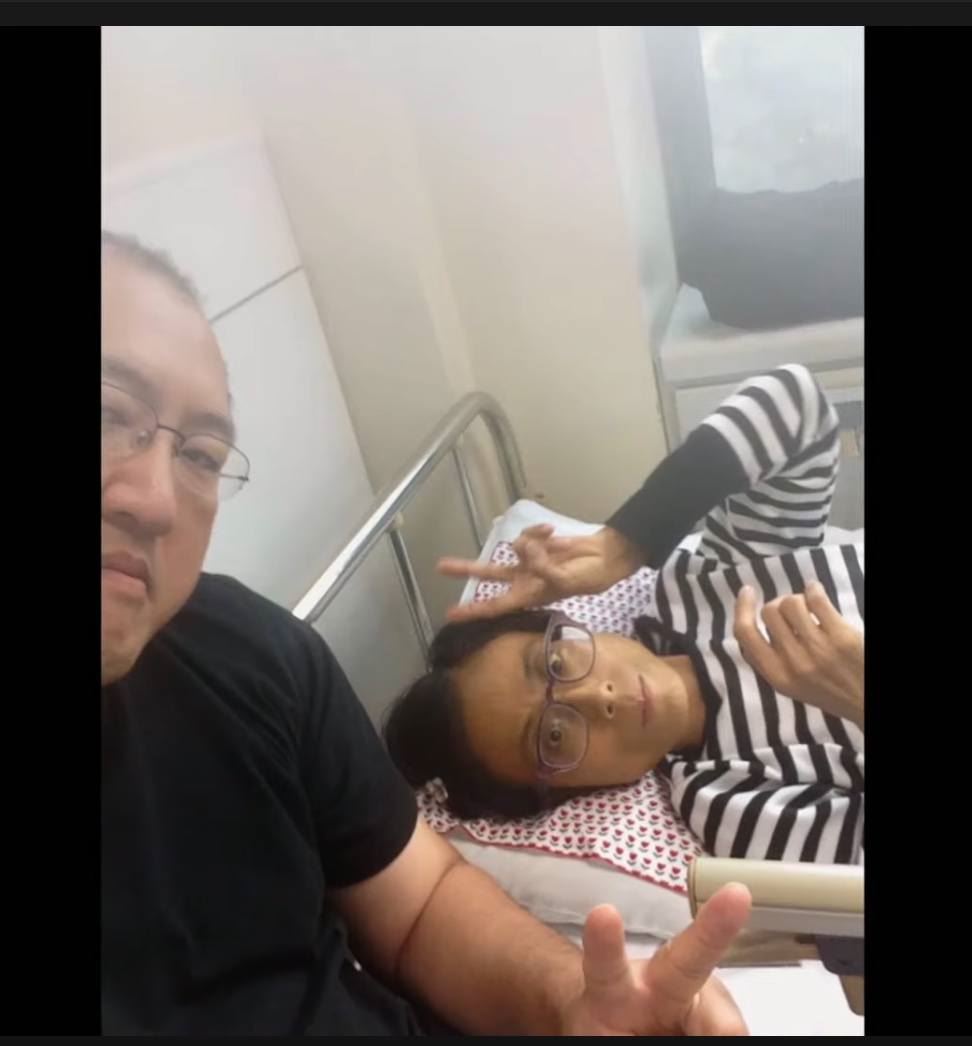 korean man breaks down as he reunites with late wife through vr 