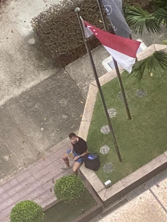 husband visits quarantined wife outside hotel everyday after a year apart