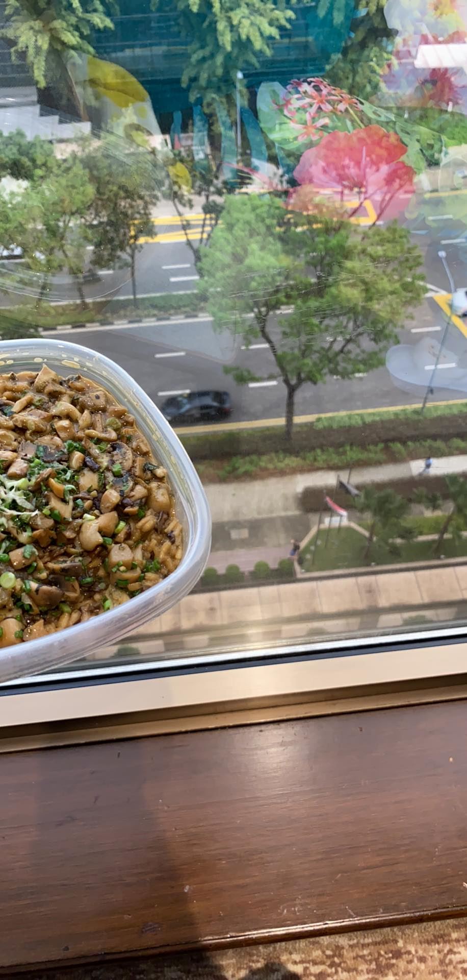 husband visits quarantined wife outside hotel everyday after a year apart