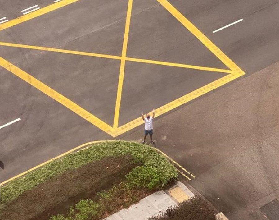 husband visits quarantined wife outside hotel everyday after a year apart