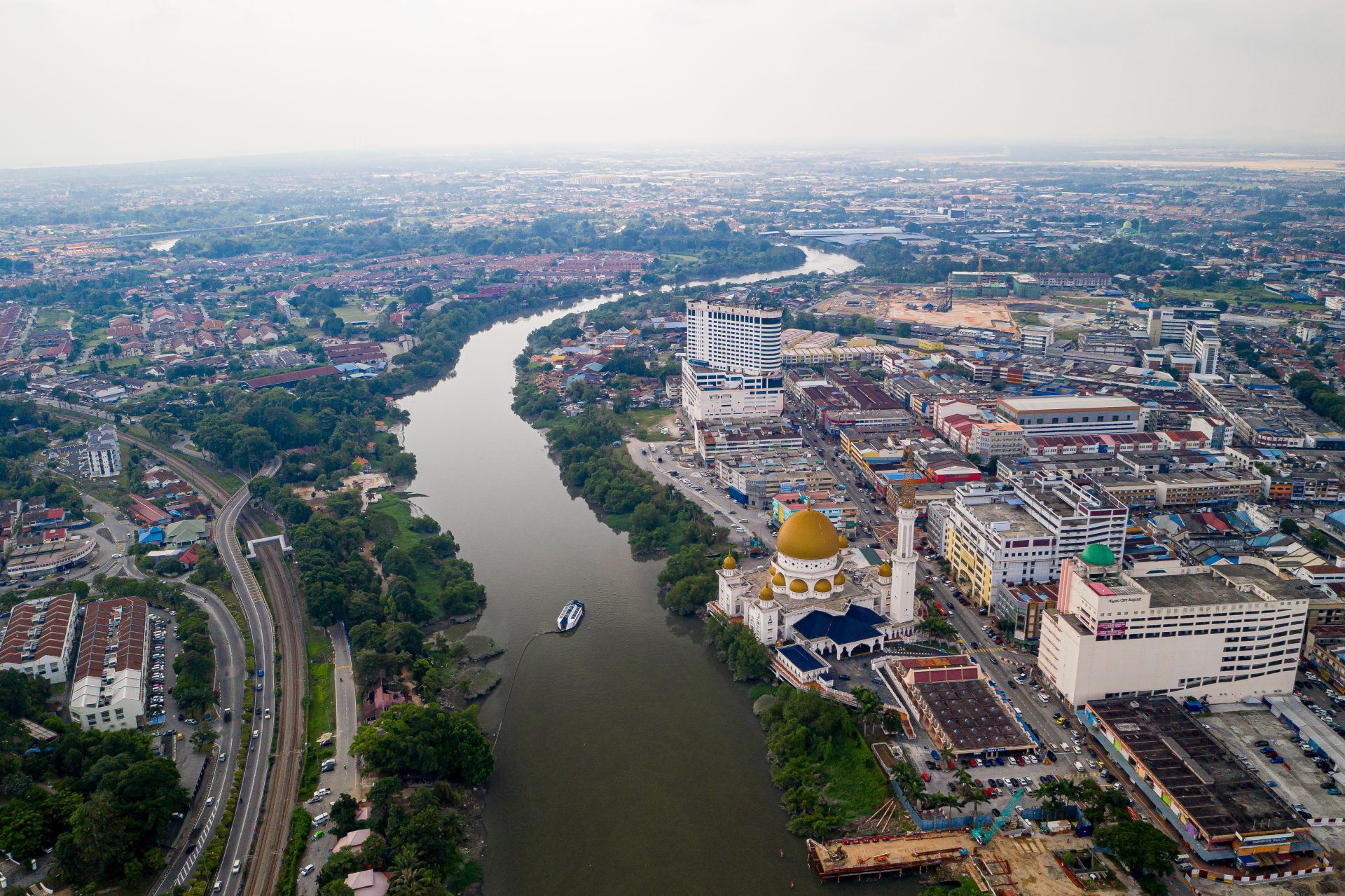 coldplay sponsors malaysian watercraft to help clean msia’s rivers