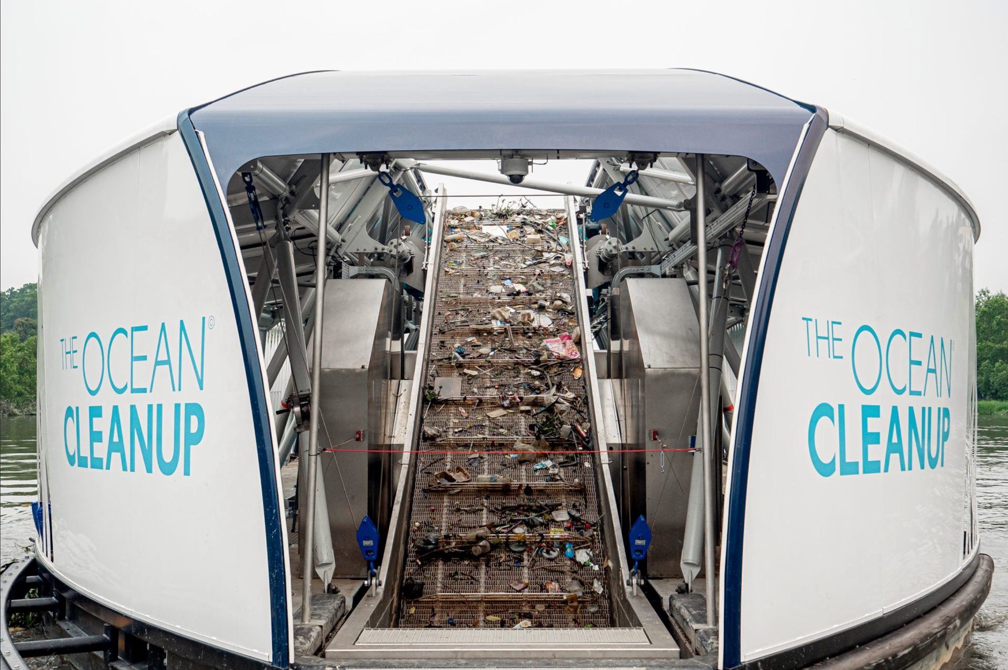 coldplay taja mesin perangkap sampah ‘interceptor 005’ bersihkan sungai di malaysia